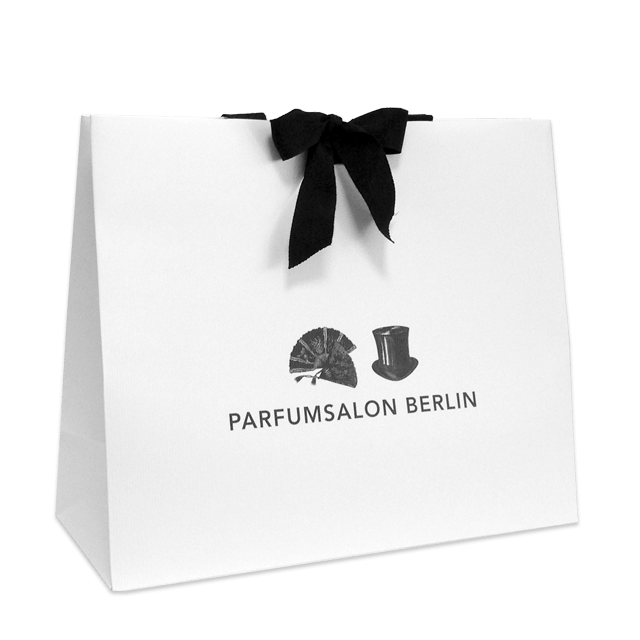 Gerippte Papiertasche Elegance für eine Parfümerie mit schwarzem Textilband als Tragegriff und extra angebrachter Schleife