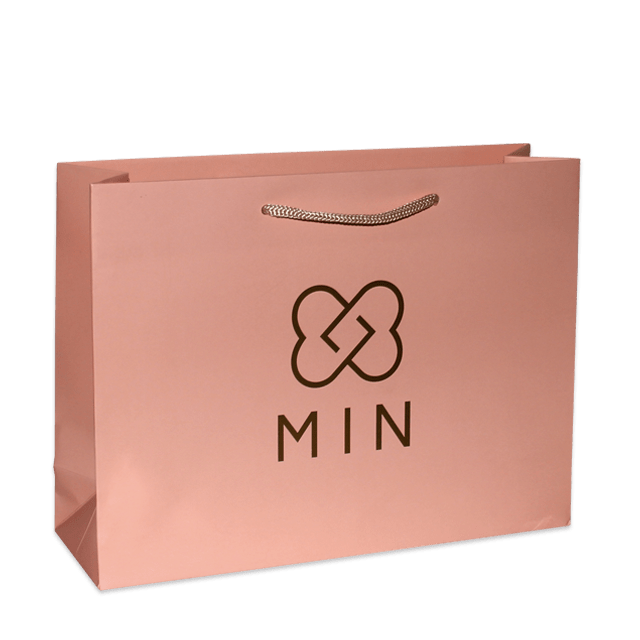 Minimalistische Design-Tasche: Goldprägung auf rosabeigem Kraftpapier für ein modernes Markenimage